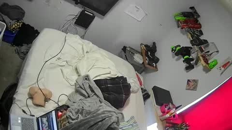 Snapshot of budsonly33 chatting on December 4, 6:33 pm budsonly33 online show from December 4, 6:33 pm