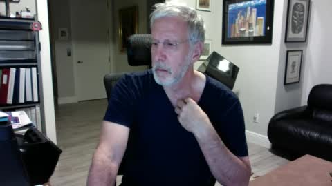 Snapshot of bustinout99 chatting on December 21, 9:12 am afternoon wood online show from December 21, 9:12 am