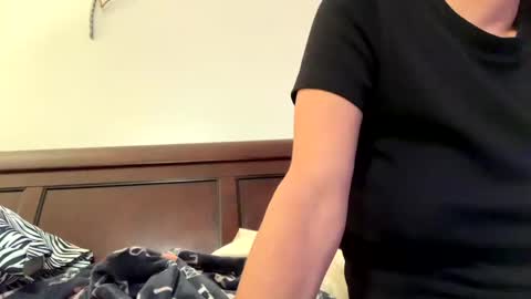 Snapshot of calishop1 chatting on October 17, 3:21 am calishop1 online show from October 17, 3:21 am