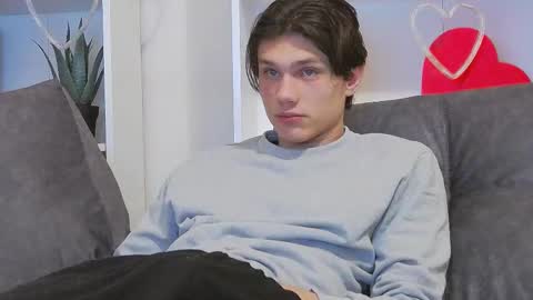 Snapshot of calvin_cay chatting on February 14, 12:51 am Calvin online show from February 14, 12:51 am