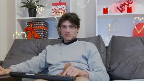 Snapshot of calvin_cay chatting on February 6, 7:40 pm Calvin online show from February 6, 7:40 pm