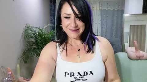 Snapshot of camil_milfdream chatting on February 16, 10:32 am Camil online show from February 16, 10:32 am