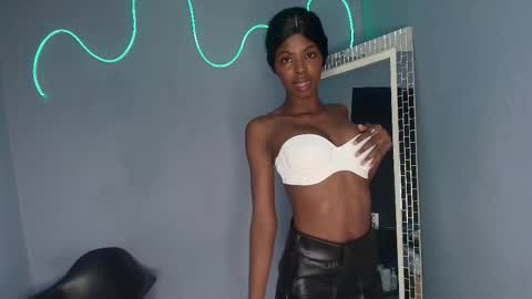 Snapshot of camilaasaenz_ chatting on October 6, 8:04 pm C A M I L A online show from October 6, 8:04 pm