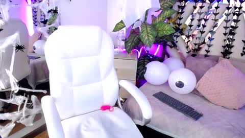 Snapshot of camille_halls chatting on October 19, 12:10 pm Camille online show from October 19, 12:10 pm