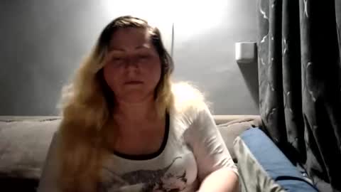 Laura online show from April 15, 7:58 pm