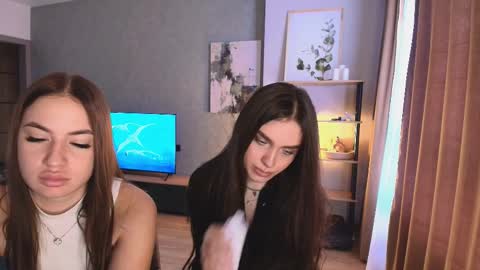 caressyourself online show from November 30, 5:47 am