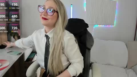 carol_may_ online show from April 19, 6:03 am