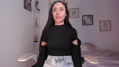 Caroline online show from February 10, 12:30 am