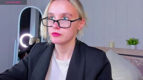 Snapshot of carolin_miller chatting on September 23, 9:36 am Carol online show from September 23, 9:36 am