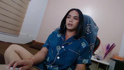 Snapshot of caroline_east chatting on February 5, 1:44 pm caroline_east online show from February 5, 1:44 pm