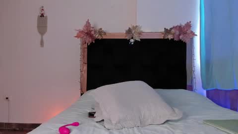 Snapshot of carorosse chatting on December 16, 7:43 pm Caro  online show from December 16, 7:43 pm