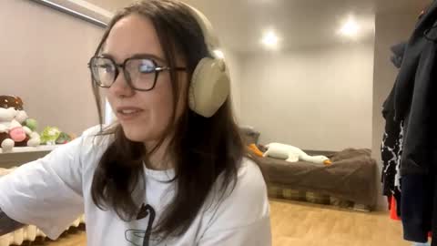 Emilia online show from December 16, 4:08 am