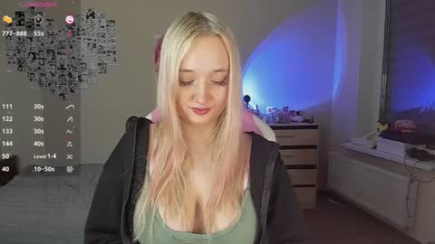 Snapshot of cassie_rosss chatting on December 8, 12:13 am Cassie Rosss online show from December 8, 12:13 am