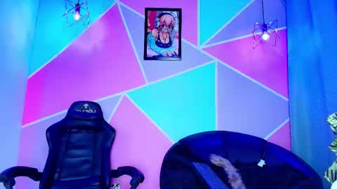 Catalina online show from December 16, 9:32 pm