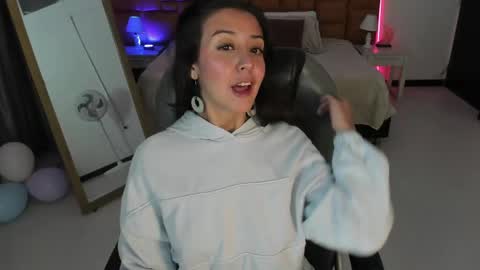 catti_brie_ online show from April 22, 11:28 am