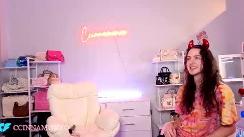 Snapshot of ccinnamon chatting on October 24, 12:00 am Ccinnamon online show from October 24, 12:00 am