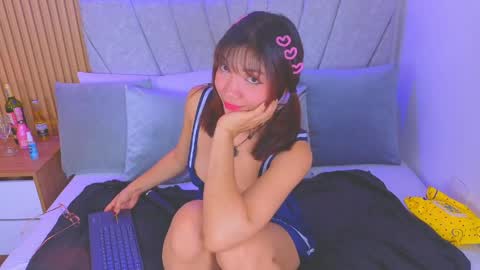 celeste_collinss_ online show from April 6, 4:46 am