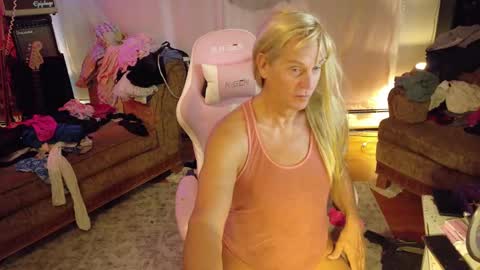 Snapshot of charli_girl chatting on October 20, 10:48 pm Charli online show from October 20, 10:48 pm