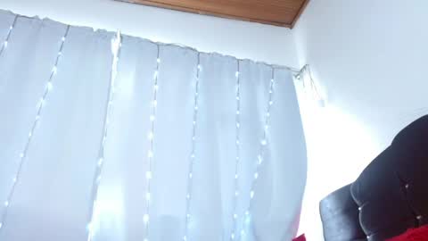 charlothe_wright online show from April 12, 6:01 pm