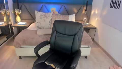 Snapshot of charlotte_copper chatting on February 18, 2:27 pm Charlotte online show from February 18, 2:27 pm