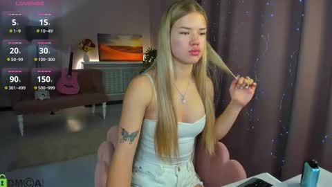 Snapshot of cherry_lexi chatting on October 24, 4:13 am Lexi online show from October 24, 4:13 am