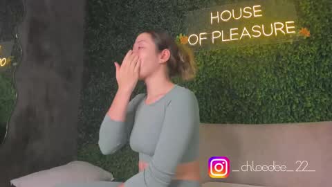 Snapshot of chloe_dee_ chatting on October 11, 12:32 pm Chloe online show from October 11, 12:32 pm