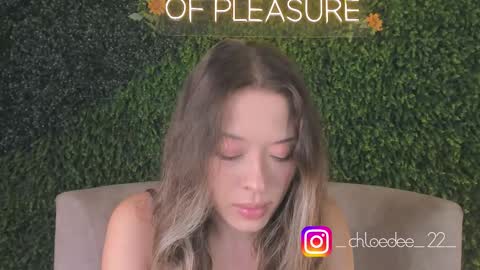 Snapshot of chloe_dee_ chatting on September 18, 11:58 am Chloe online show from September 18, 11:58 am