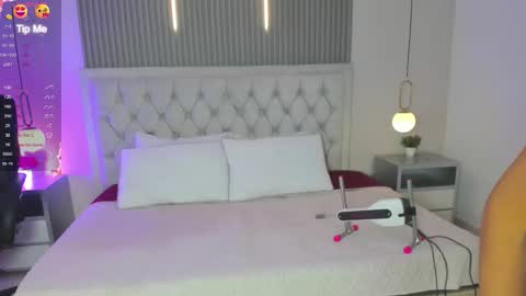 CLHOE  online show from January 8, 9:09 pm