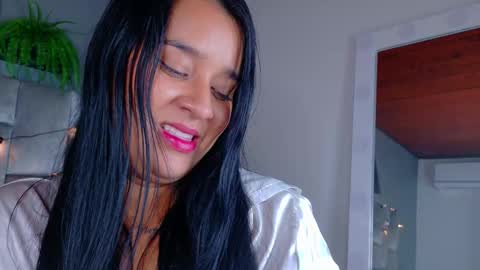 C H L O E  online show from March 4, 7:49 am