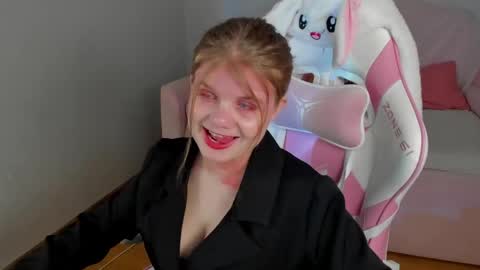 ChloeHalses online show from May 22, 5:31 pm