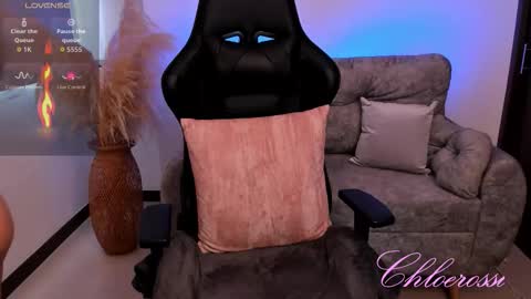 Laura online show from December 3, 9:37 pm