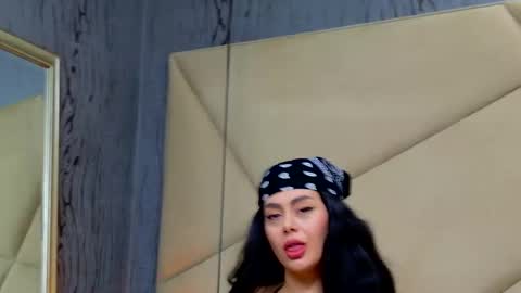 Chloe Vee online show from November 22, 6:45 am