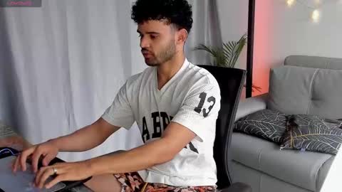 Im Chirs IM MODEL INDEPENDT online show from February 26, 2:16 pm