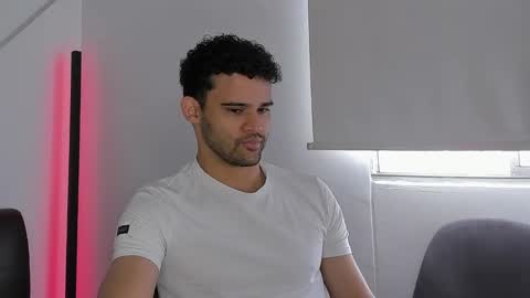 Im Chirs IM MODEL INDEPENDT online show from October 6, 3:08 pm