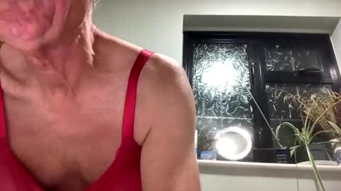chrissiebitch70744 online show from June 2, 11:29 pm