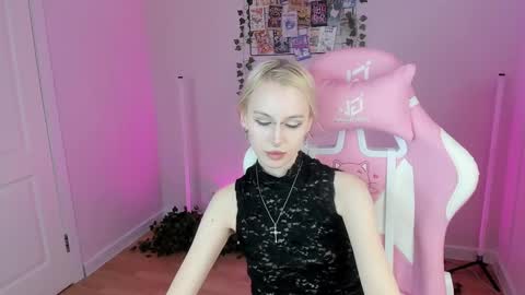 christine_jacksonn online show from March 12, 3:57 am