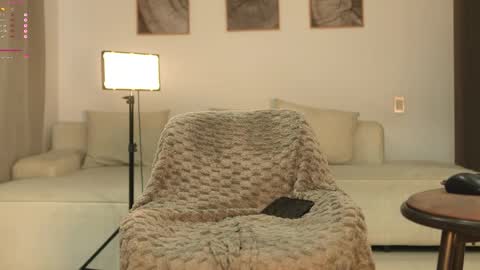 cinnamon__criss online show from May 7, 10:49 pm