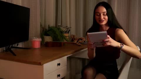 Daisy Nowak online show from October 20, 11:37 am