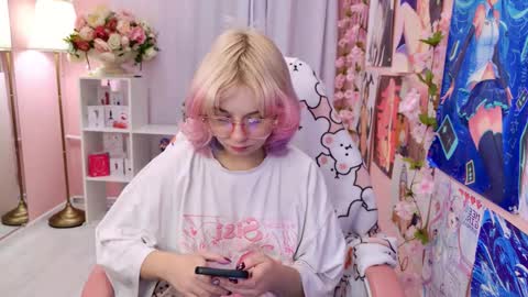 Mia online show from October 12, 3:37 pm