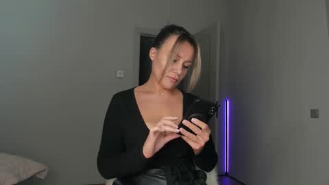 Snapshot of cometoseeme_ chatting on September 22, 6:23 pm Alice online show from September 22, 6:23 pm