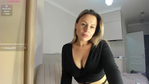 Snapshot of cometoseeme_ chatting on December 25, 9:00 pm Alice online show from December 25, 9:00 pm