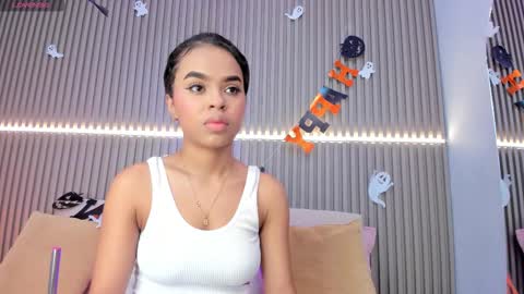 Snapshot of coralineross_ chatting on October 15, 11:00 am coralineross_ online show from October 15, 11:00 am