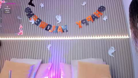 Snapshot of coralineross_ chatting on October 9, 11:37 am coralineross_ online show from October 9, 11:37 am