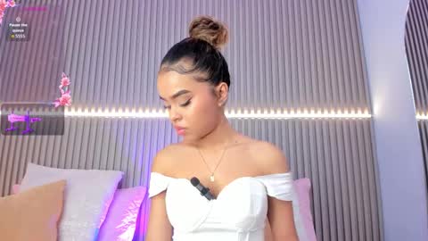 Snapshot of coralineross_ chatting on October 6, 10:44 am coralineross_ online show from October 6, 10:44 am