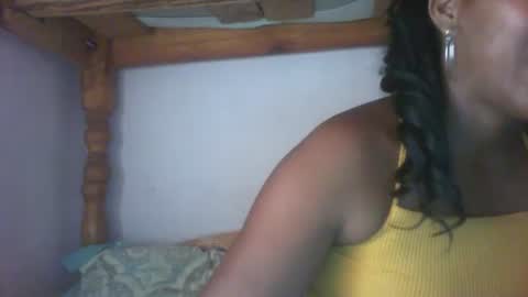 Snapshot of couleur_vanille chatting on February 5, 7:50 am couleur_vanille online show from February 5, 7:50 am