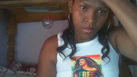 Snapshot of couleur_vanille chatting on December 28, 5:44 am couleur_vanille online show from December 28, 5:44 am