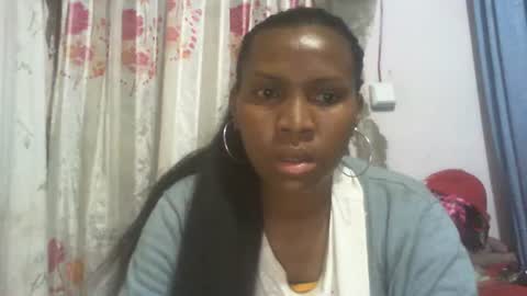 Snapshot of couleur_vanille chatting on December 24, 11:22 pm couleur_vanille online show from December 24, 11:22 pm