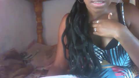 Snapshot of couleur_vanille chatting on February 27, 6:24 am couleur_vanille online show from February 27, 6:24 am