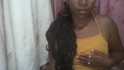 Snapshot of couleur_vanille chatting on February 28, 12:10 am couleur_vanille online show from February 28, 12:10 am