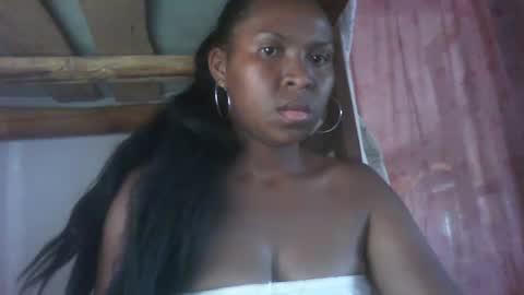 Snapshot of couleur_vanille chatting on December 12, 7:52 am couleur_vanille online show from December 12, 7:52 am